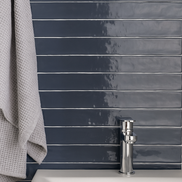 Foto van een moderne wastafel met retro tegels Linea Ardesia 5x50cm als keramiek wandtegels achterwand, ideaal voor een strakke grijs tegels badkamer.