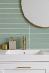 Stijlvolle badkamer met retro tegels Linea Menta Verde glans 5x50cm als keramiek wandtegels in saliegroen tint. Perfect als saliegroen tegels badkamer.