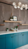 Stijlvolle keukenwand met retro tegels Linea Moka glans 5x50cm als keramiek wandtegels. Moka tegeltjes creëren warmte, ideaal voor moka tegels badkamer.