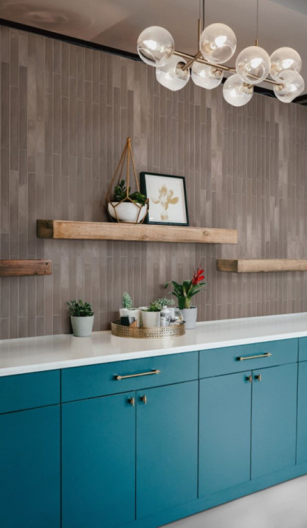 Stijlvolle keukenwand met retro tegels Linea Moka glans 5x50cm als keramiek wandtegels. Moka tegeltjes creëren warmte, ideaal voor moka tegels badkamer.