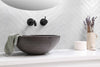 Close-up van retro tegels Linea Ghia 5x50cm in glans, toont hoe deze keramiek wandtegels als witte tegeltjes een frisse look geven aan jouw witte tegels badkamer.