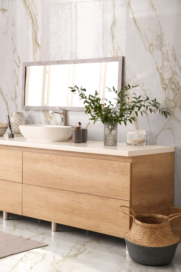 Slab tegel Divina Gold Polish 120x280 cm verwerkt als vloer en wandtegel in een moderne badkamer met luxe marmerlook en een voegloos effect.