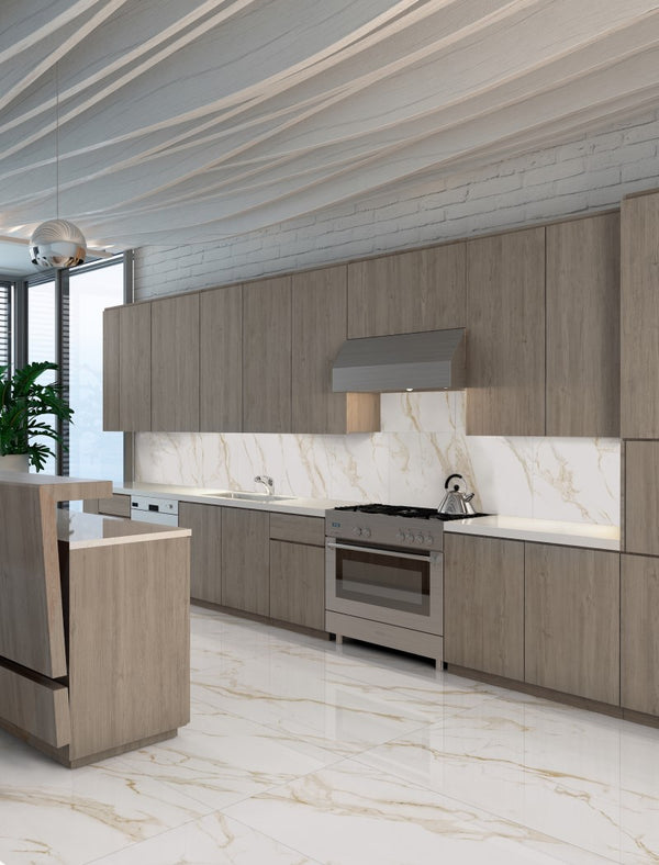 Keuken met slab tegels Divina Gold Polish op vloer en achterwand, ideaal voor wie houdt van een hoogglans marmeruitstraling met weinig voegen.
