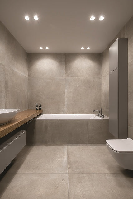 Slab tegel Durstone Greige 120x260 cm met matte afwerking, verwerkt op wand en vloer in een minimalistische badkamer met rustige betonlook
