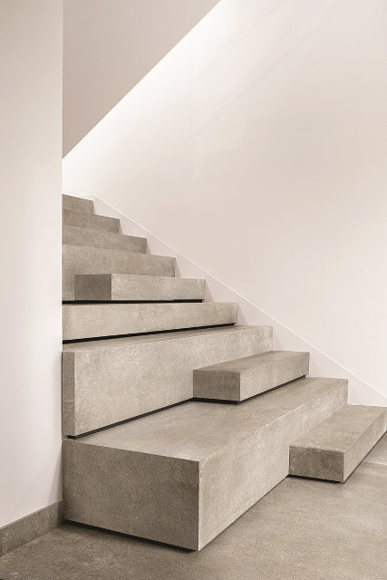 Trapbekleding met slab tegel Durstone Greige toont de veelzijdigheid van deze keramische slabs voor zowel verticale als horizontale toepassingen.