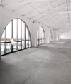 Slabtegel Durstone Grey 120x260 cm, toegepast op een vloer in een minimalistische, moderne ruimte met een serene betonlook.