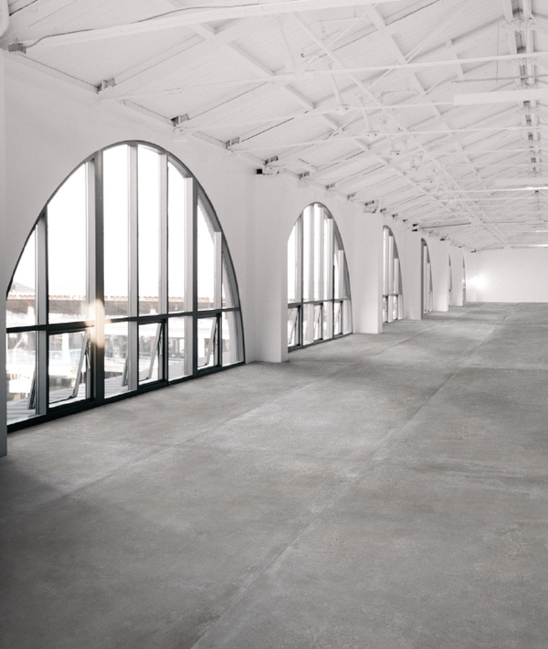 Slabtegel Durstone Grey 120x260 cm, toegepast op een vloer in een minimalistische, moderne ruimte met een serene betonlook.