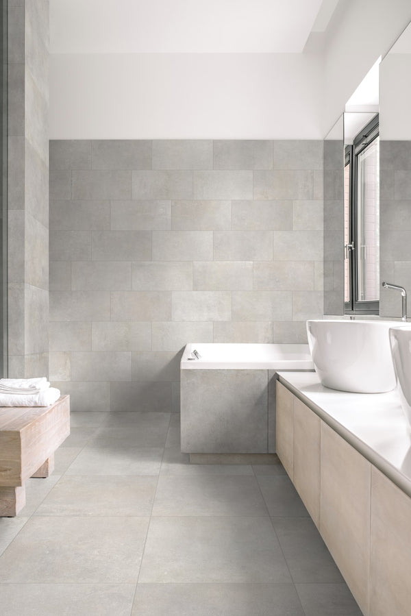 Moderne badkamer met Durstone White tegels van 120x260 cm op vloer en wand, gecombineerd met strakke sanitaire elementen en natuurlijke houtaccenten