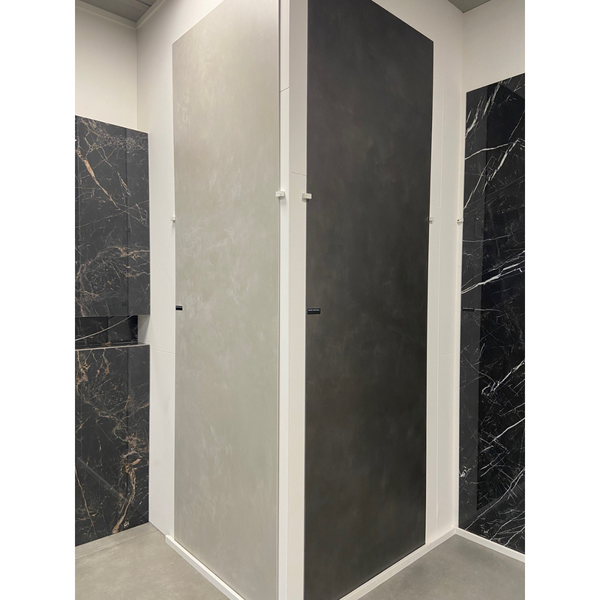 Slab tegels Metallic Black van 100x300 cm toegepast in een luxe badkamer met zwarte kranen, mat afgewerkt en strak zonder voegen.