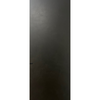 Moderne badkamer met slab tegel Metallic Black op de wand, zonder voegen geplaatst, gecombineerd met witte vrijstaande badkuip.