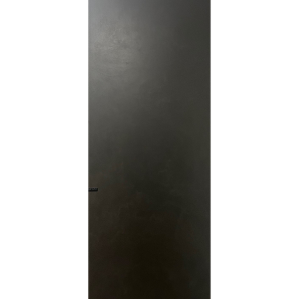 Moderne badkamer met slab tegel Metallic Black op de wand, zonder voegen geplaatst, gecombineerd met witte vrijstaande badkuip.