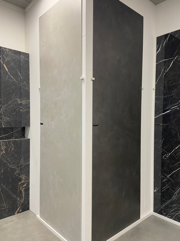 Slab tegel Metallic White 100x300 cm geplaatst in moderne badkamer met voegloos design, ideaal voor een strakke en luxueuze uitstraling.