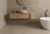 Slab tegel Newstone Taupe 100x300 cm toegepast op vloer en wand in een moderne badkamer met voegloos design en warme, natuurlijke uitstraling.