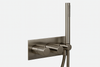 Frontale close-up van de thermostaatkraan met handdouche in geborsteld nikkel – onderdeel van de complete Brondby regendoucheset.