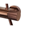 Detail van de kraanknop van de stortdouche set met thermostaatkraan Brondby met Facet – antislip afwerking in geborsteld brons voor optimale grip.