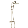 Zijaanzicht van de stortdouche set met thermostaatkraan Brondby met Facet in regendouche goud – elegant, warm design met stijlvol comfort.