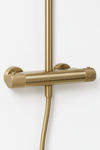 Zijaanzicht van de stortdouche set met thermostaatkraan Brondby met Facet in regendouche goud – luxe, matte afwerking voor een stijlvolle badkamer.