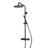 Zijaanzicht van de stortdouche set met thermostaatkraan Brondby met Facet in regendouche gun metal – stoer design met diepe, donkere metallic finish.