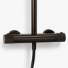 Zijaanzicht van de stortdouche set met thermostaatkraan Brondby met Facet in regendouche gun metal – stoer design met comfortabele douchebeleving.