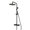 Zijaanzicht van de stortdouche set met thermostaatkraan Brondby met Facet in regendouche mat zwart – stoer design met diepe, donkere metallic finish.