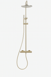 Stortdouche set met thermostaatkraan Brondby in geborsteld goud met regendouchekop, handdouche en strak design voor industriële badkamers.