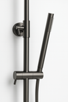 Close-up van de thermostaatkraan van de stortdouche set Brondby gun metal met messing behuizing en dubbele wandmontage-aansluitingen.