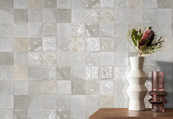 Zellige tegels Class Zellige Blanco 10x10 cm met een mix van glanzende en matte retro tegels in blanco grijs, perfect als stijlvolle keuken tegels grijs.