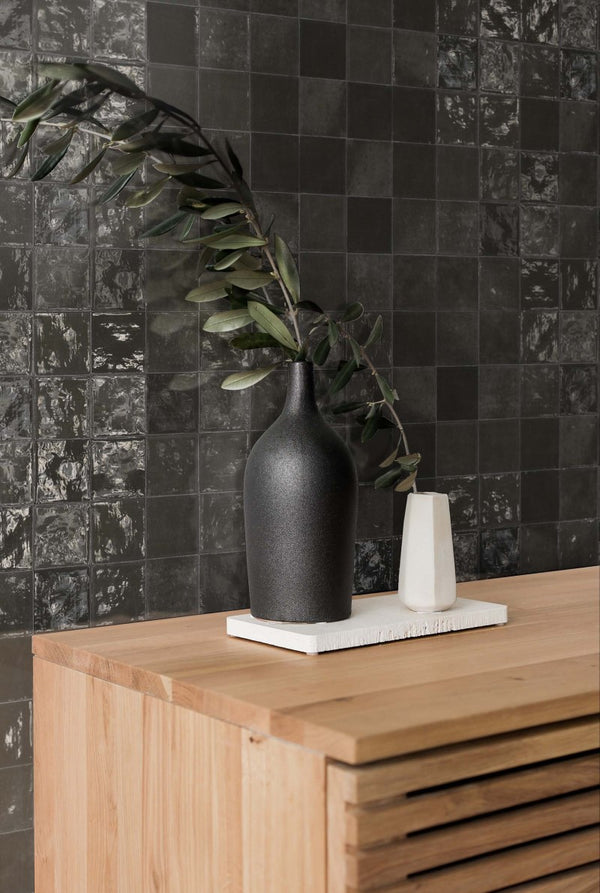 Zellige tegels Class Zellige Charcoal 10x10 cm als keuken tegels Antraciet, met vintage en retro uitstraling tegen een houten meubel.