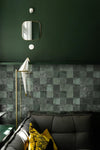 Vintage retro tegels Verde Oscuro Groen 10x10 cm verwerkt in een stijlvolle woonkamer met donkere wand, messing lamp en grijze bank